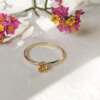 La bague de JUSTINE, pièce unique en or jaune 18 carats Fairmined, saphir jaune orangé et saphirs blancs.