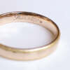 gravure main en écriture anglaise dans la bague ACHILLE en or rose 18 carats Fairmined