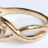 gravure main en écriture anglaise dans la bague en or rose 18 carats Fairmined