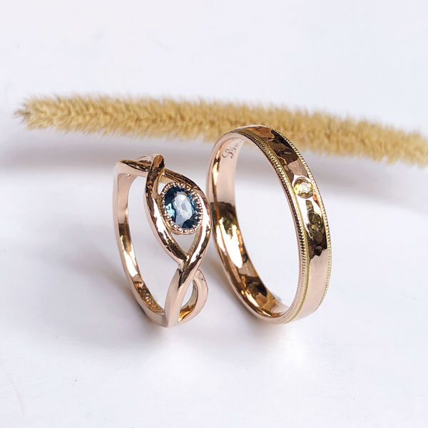 Les alliances d'Alice et Alain en or rose 18 carats Fairmined et saphirs