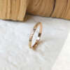La bague VERA en or rose 18 carats Fairmined sertie de saphirs Teal