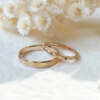 La bague VERA en or rose 18 carats Fairmined sertie de saphirs Teal et la bague ERNEST en or rose 18 carats Fairmined