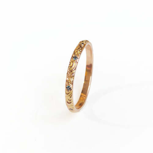 La bague VERA en or rose 18 carats Fairmined sertie de saphirs Teal