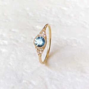 La bague Béatrice en or jaune 18 carats Fairmined, saphir teal et saphirs blancs, pièce unique taille 55