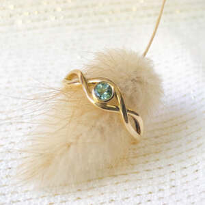 La bague MARINA, pièce unique taille 52, en or jaune 18 carats Fairmined sertie d'une tourmaline verte.