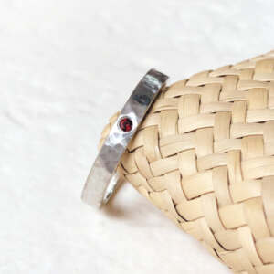 La bague MAX en argent serti masse d'un grenat.