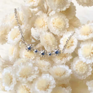 Le grand collier LENA en argent serti de saphirs bleus.