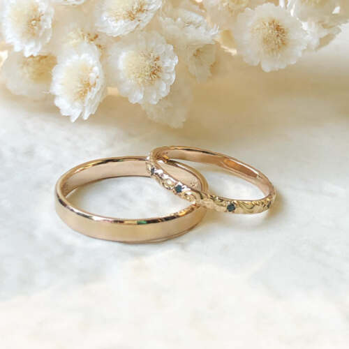 Duo d'alliances : VERA sertie de saphirs Teal et ERNEST, les deux bagues sont en or rose 18 carats Fairmined