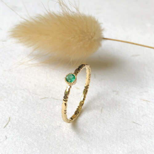 La bague BIANCA en or jaune 18 carats Fairmined sertie d'une émeraude de Colombie au centre.