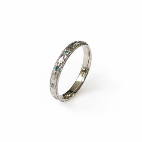 La bague NINA en or gris palladié 18 carats Fairmined sertie de saphirs teal blue